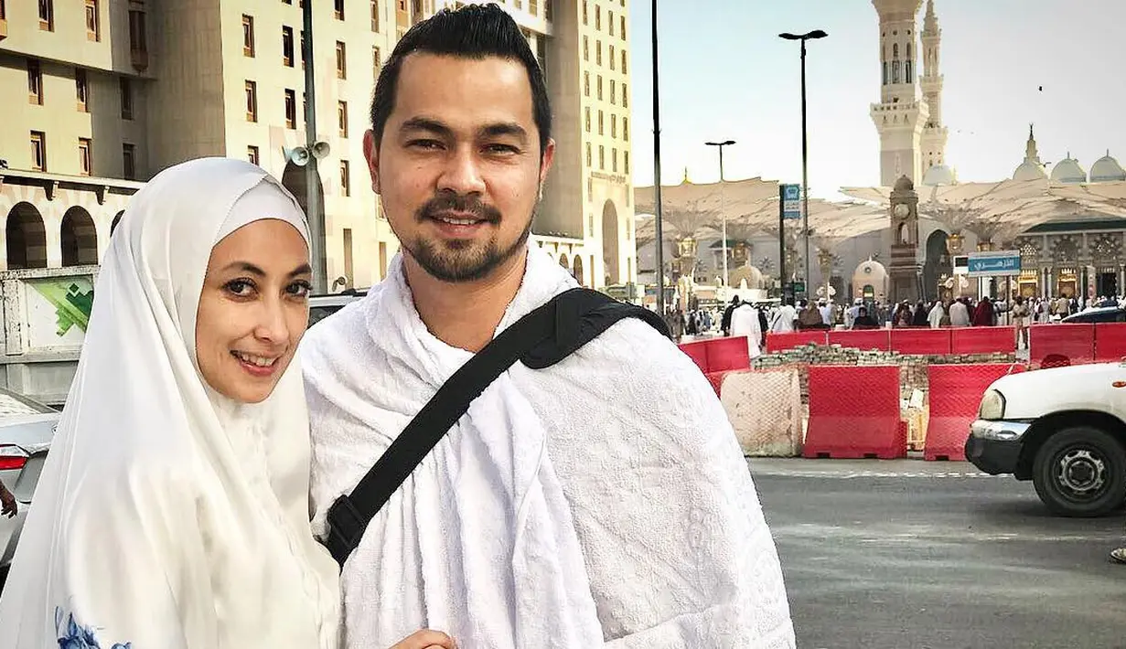 "Pasangan harmonis yang jauh dari gosip. Semoga sampai ke Jannah ya," ujar akun hennyclalluw. "Seneng lihat pasangan ini.. Allhamdulillah," kata akun deviyanthi_siregar. (Foto: instagram.com/djorghisultan)