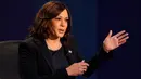 Senator Kamala Harris dari Partai Demokrat mengemukakan pendapatnya pada Debat cawapres Amerika Serikat di Kingsbury Hall, Universitas Utah di Salt Lake City, Rabu (7/10/2020).  Dalam debat, Harris dan duduk dan penantangnya, Mike Pence diberi sekat kaca. (AP Photo/Patrick Semansky)