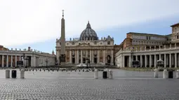 Pandangan umum Lapangan Santo Petrus dan basilika utamanya yang tertutup bagi wisatawan di Vatikan, Selasa (10/3/2020). Vatikan menutup lapangan Santo Petrus dan Basilika Santo Petrus bagi kunjungan wisatawan sampai 3 April untuk menghentikan penyebaran virus corona. (Tiziana FABI/AFP)