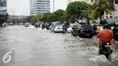 Sejumlah kendaraan melintasi genangan air dikawasan Kelapa Gading, Jakarta, Jumat (26/2/2016). Hujan deras yang mengguyur Ibukota membuat beberapa ruas jalanan tersendat. (Liputan6.com/Faizal Fanani)