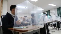 Siswa menunggu kelas dimulai di Jeonmin High School di Daejeon, Korea Selatan, Rabu (20/5/2020). Pembukaan kegiatan belajar dilakukan demi memberi kesempatan murid mempersiapkan diri melalui tes perguruan tinggi yang rencananya dilakukan pada November mendatang.  (Kim Jun-beom/Yonhap via AP)