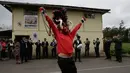 Seorang warga mengenakan topeng setan sambil menari selama festival  La Diablada di jalan-jalan kota Pillaro, Ekuador, Jumat (4/1). Festival yang dimulai sejak tahun 1940-an tersebut untuk merayakan akhir tahun dan memulai tahun baru. (AP/Dolores Ochoa)