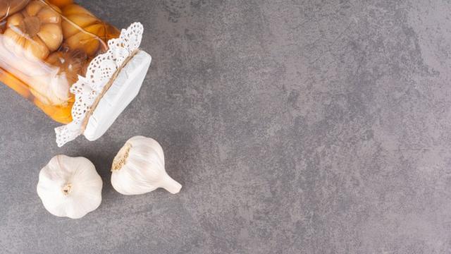 ilustrasi acar bawang putih