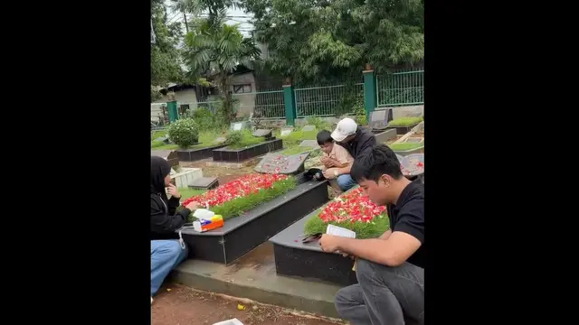 Momen Gala Sky Ziarah ke Makam Orang Tua