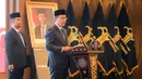 Menteri Hukum RI, Supratman Andi Agtas memberikan sambutan dalam prosesi pengambilan sumpah kewarganegaraan Republik Indonesia pemain FC Utrecht, Miliano Jonathans di Kementerian Hukum dan HAM, Kuningan, Jakarta Selatan, Rabu (03/09/2025). (Bola.com/Bagaskara Lazuardi)