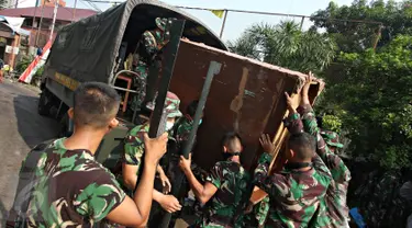Aparat TNI melakukan pengosongan kompleks Zeni TNI Angkatan Darat di Mampang, Jakarta Selatan, Minggu (17/1). Meskipun sempat terjadi kericuhan, namum Kodam Jaya tetap mengosongkan sebanyak 71 rumah di kompleks tersebut. (Liputan6.com/Immanuel Antonius)
