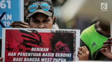 Massa Front Rakyat Indonesia untuk West Papua (FRI-West Papua) menggelar unjuk rasa di depan Kedutaan Besar Amerika Serikat, Jakarta, Kamis (15/8/2019). Massa mengecam Amerika Serikat dan memintanya bertanggung jawab atas penjajahan yang dilakukan di West Papua. (Liputan6.com/Faizal Fanani)