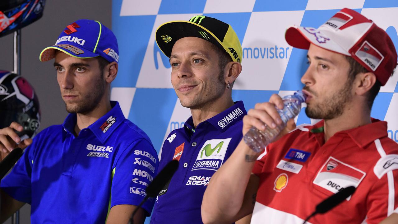 FOTO: Hadiri Jumpa Pers, Valentino Rossi Gunakan Tongkat