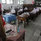 Guru mengajar para murid saat pelaksanaan uji coba pendidikan tatap muka (PTM) di SMPN 15, Kota Bogor, Jawa Barat, Senin (31/5/2021). Pemerintah Kota Bogor menggelar uji coba PTM di 37 sekolah hari ini dengan protokol kesehatan yang ketat. (merdeka.com/Arie Basuki)