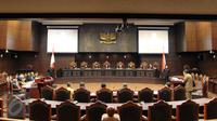 Suasana sidang uji materi UU Nomor 26 Tahun 2000 tentang Pengadilan HAM di Gedung Mahkamah Konstitusi, Jakarta, Selasa (8/9). Permohonan uji materi ini diajukan keluarga korban 1998. (Liputan6.com/Helmi Afandi)
