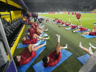Para pemain Sevilla berlatih di stadion saat sesi latihan terakhir sebelum pertandingan sepak bola Grup G Liga Champions antara Borussia Dortmund melawan Sevilla FC di Dortmund, Jerman, Senin (10/10/2022). Sevilla akan bertanding melawan Borussia Dortmund pada 12 Oktober 2022 dini hari WIB. (AP Photo/Martin Meissner)