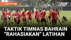 Timnas Bahrain menggelar latihan tertutup di Lapangan A GBK, Jakarta, Sabtu (22/3). Latihan ini hanya diikuti 14 pemain, sementara sisanya berlatih di hotel. Menariknya, sesi latihan ini tertutup rapat dengan terpal, membuat strategi mereka tak bisa ...