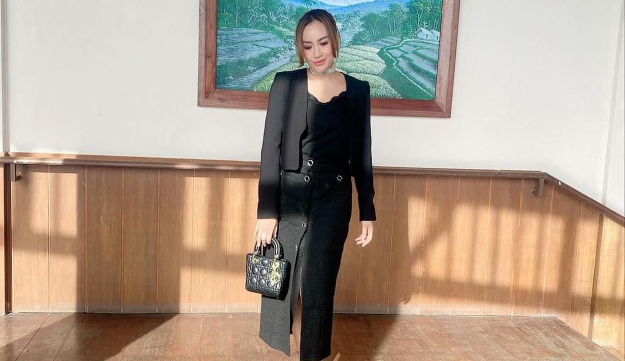 Shinta Bachir rupanya pernah akan menikah dengan Idham Mase pada 2018 lalu. Ia mengungkapkan putus tiga hari setelah dilamar oleh suami Catherine Wilson tersebut. Namun, kini kisah cinta itu hanya tinggal kenangan. Wanita yang lahir pada 7 Februari 1986 ini kini disibukkan dengan syuting sinetron. (Liputan6.com/IG/@shinta_bachir86)