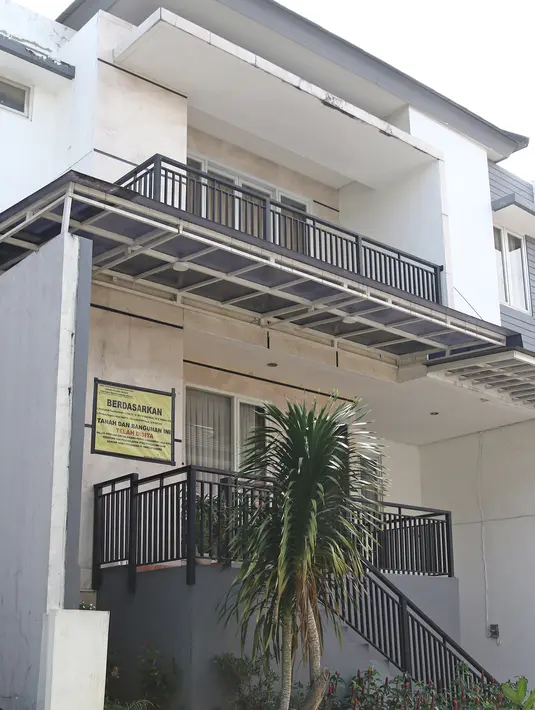 Suasana rumah mewah bos Abu Tours, Hamzah Mamba di Perumahan Kartika Residence, Cinere, Depok, Jumat (6/4). Rumah yang belantai 2 dengan luas bangunan sekitar 180 meter persegi itu dicat dominan warna putih dan abu-abu. (Liputan6.com/Herman Zakharia)