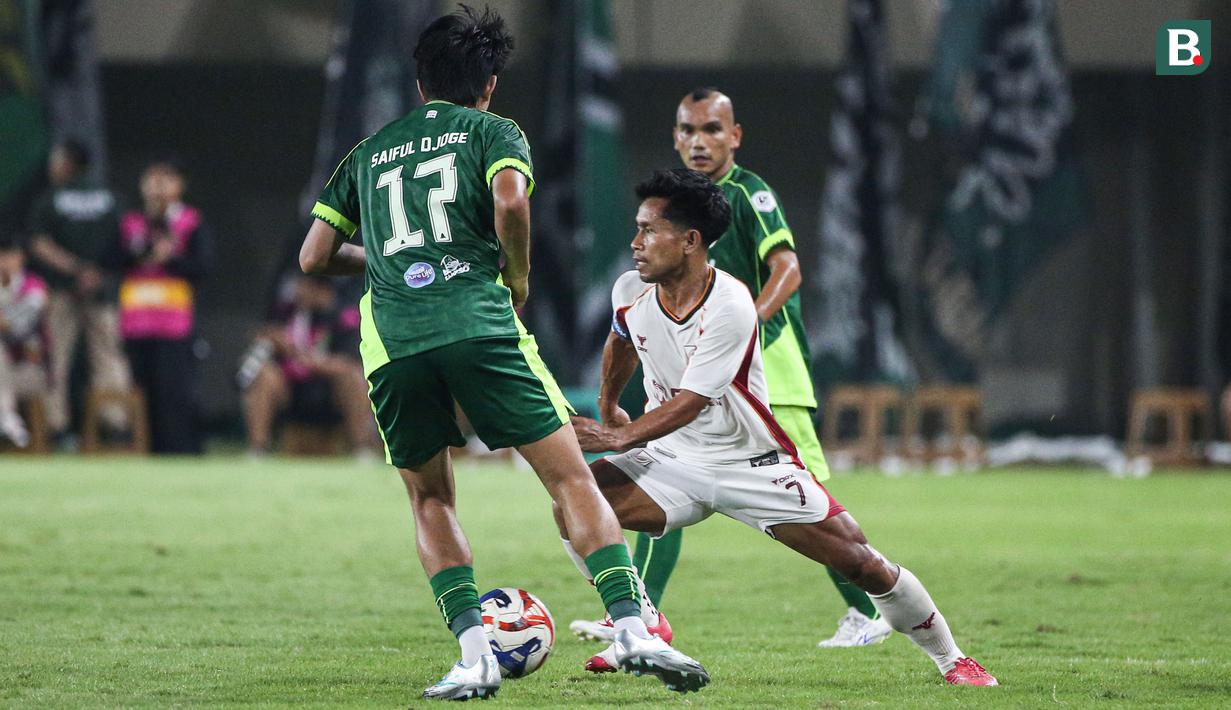 Pemain Garudayaksa FC, Andik Vermansah berusaha menggiring bola melewati pemain PSS Sleman dalam laga final Pegadaian Liga 2 2025/2026 di Stadion Maguwoharjo, Sleman, Yogyakarta, Sabtu (09/05/2026). (Bola.com/Abdul Aziz)