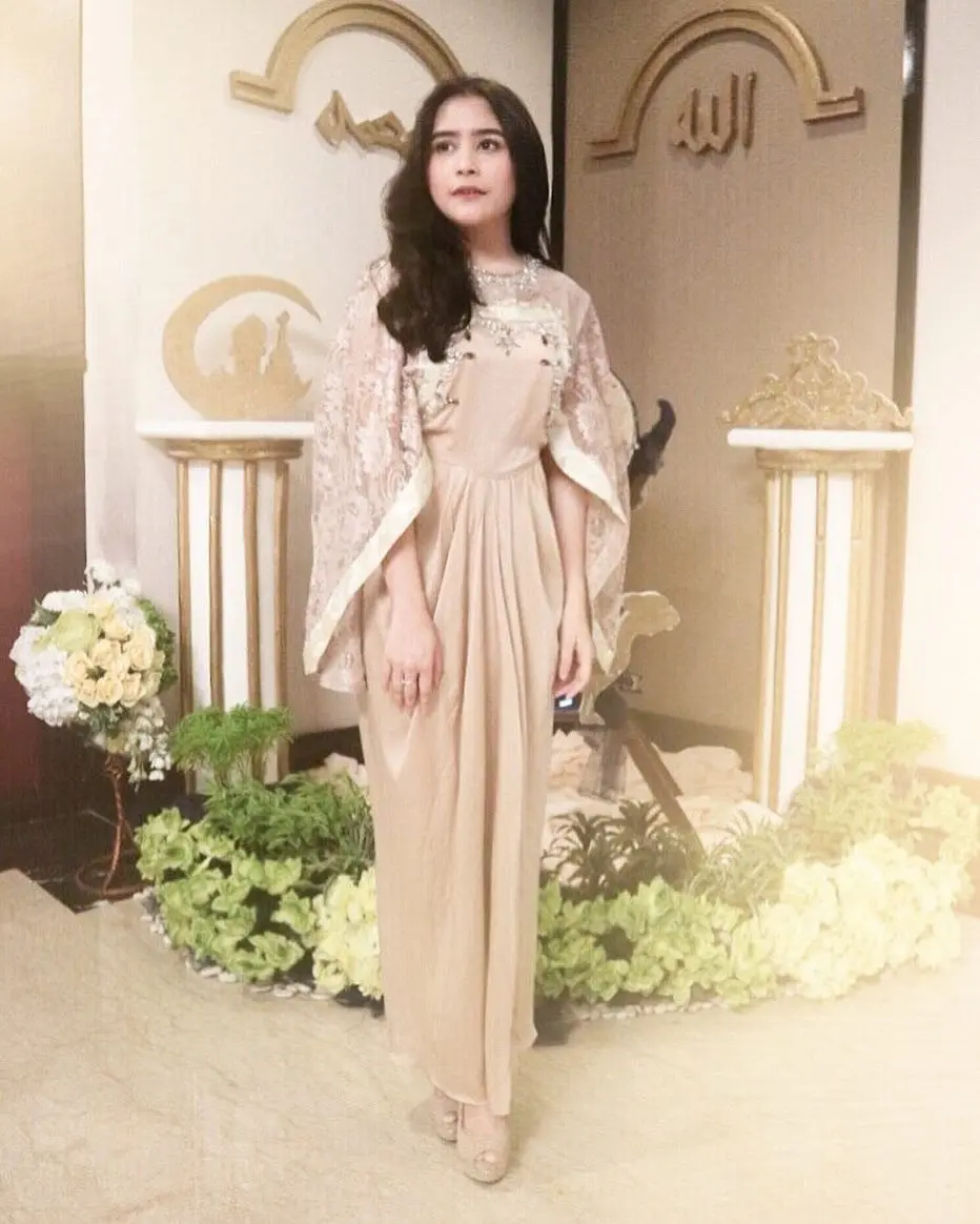 Selebriti ini makin cantik dalam balutan kaftan. (sumber foto: @prilly.latuconsina_96_/instagram)