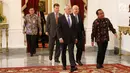 Menteri Pertahanan (Menhan) Amerika Serikat (AS) James Mattis (kiri depan) berjalan saat akan menemui Presiden Jokowi di Istana Merdeka, Jakarta, Selasa (23/1).  (Liputan6.com/Angga Yuniar)