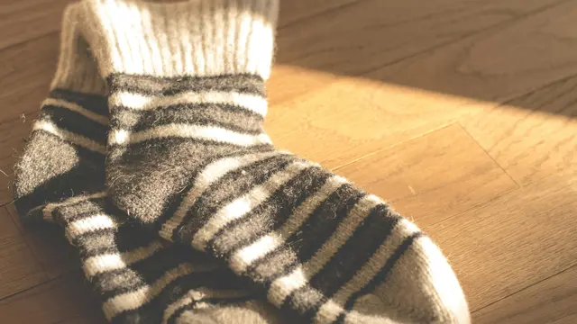 Gunakan Hand Warmer atau Kaus Kaki