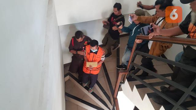 Oknum Kepala Sekolah SMP di Kabandungan Kabupaten Sukabumi, saat digiring petugas Kejaksaan Negeri Kabupaten Sukabumi menuju Lapas Warungkiara Kabupaten Sukabumi, (Lioutan6.com/Fira Syahrin)