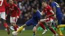 Gelandang Chelsea, Mateo Kovacic, berusaha mengamankan bola saat melawan Notthingham Forest pada laga Piala FA di Stadion Stamford Bridge, London, Minggu (5/1). Chelsea menang 2-0 atas Forest. (AFP/Adrian Dennis)
