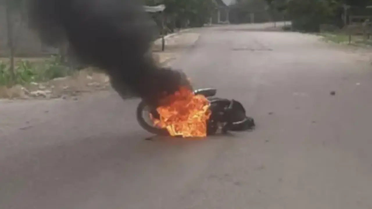 Sepeda motor yang dibakar massa saat tawuran antar pemuda