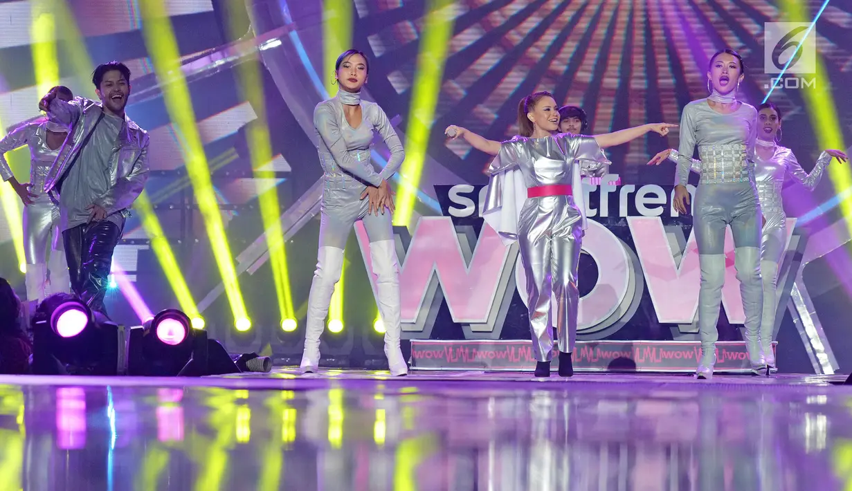 Diva Tanah Air, Rossa menghibur penonton pada Konser "Smartfren Wow" di Istora Senayan, Jakarta, Jumat (20/9/2019). Tak sendiri, Rossa yang mengenakan kostum silver menyala pun ditemani para dancer di atas panggung. (Liputan6.com/Herman Zakharia)