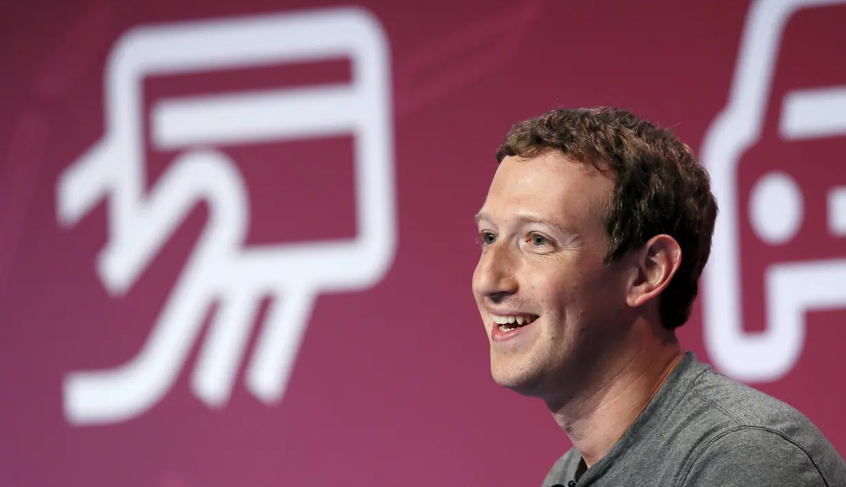Senyum pendiri sekaligus CEO Facebook, Mark Zuckerberg saat akan memberikan sambutan pada ajang Mobile World Congress di Barcelona, Spanyol, Senin (22/2). (REUTERS/Albert Gea)