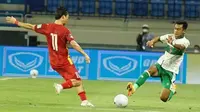 Bek Timnas Indonesia, Pratama Arhan (kanan), harus berjibaku menghentikan aliran bola sayap Vietnam yang cukup cepat. Vietnam langsung memberikan tekanan ke pertahanan Indonesia, melalui kedua sayap di kanan dan kirinya sejak menit pertama. (Foto: Dok. PSSI)