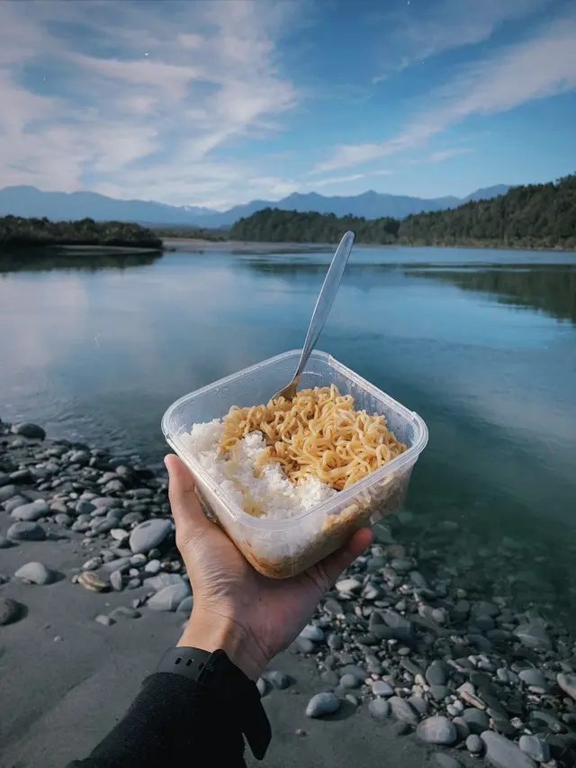 6 Potret Makan Mi 'With A View' Ini Manjakan Mata,