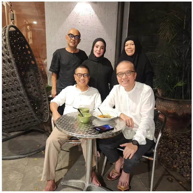 6 Potret Buka Puasa Keluarga Helmy Yahya dan Tantowi Yahya, Penuh Kehangatan