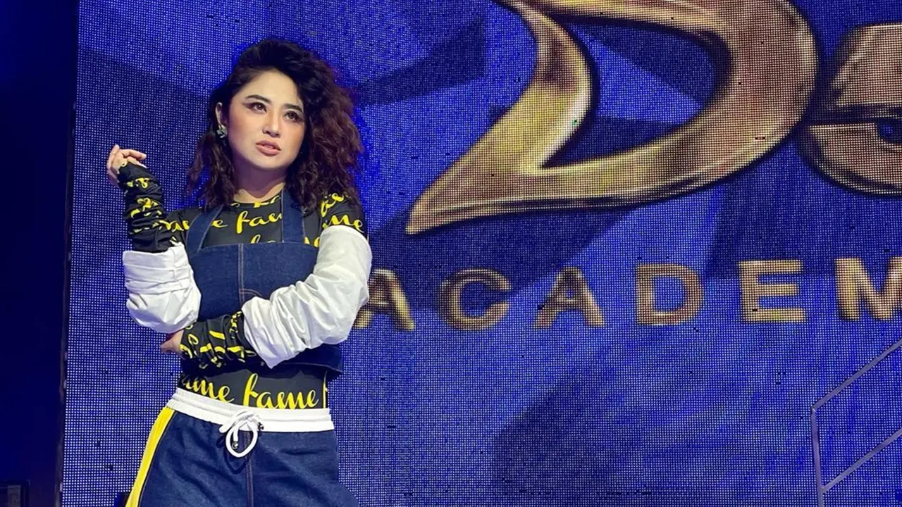 Pesona Dewi Perssik dengan Gaya Rambut Keriting, Tampil Stunning