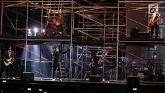 Penampilan grup musik Slank saat membawakan lagu Pak Tani, Mars Slankers, dan Maju Terus Pantang Mundur pada Konser Pancasila Gemilang di JCC, Jakarta, Selasa (22/08). Lagu tersebut menggambarkan Sila Kelima Pancasila. (Liputan6.com/Herman Zakharia)