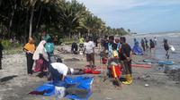 Warga Desa Buhu Jaya, Kecamatan Paguat, Kabupaten Pohuwato mendulang emas di bibir pantai Alumbango. Foto: Ist (Arfandi Ibrahim/Liputan6.com)