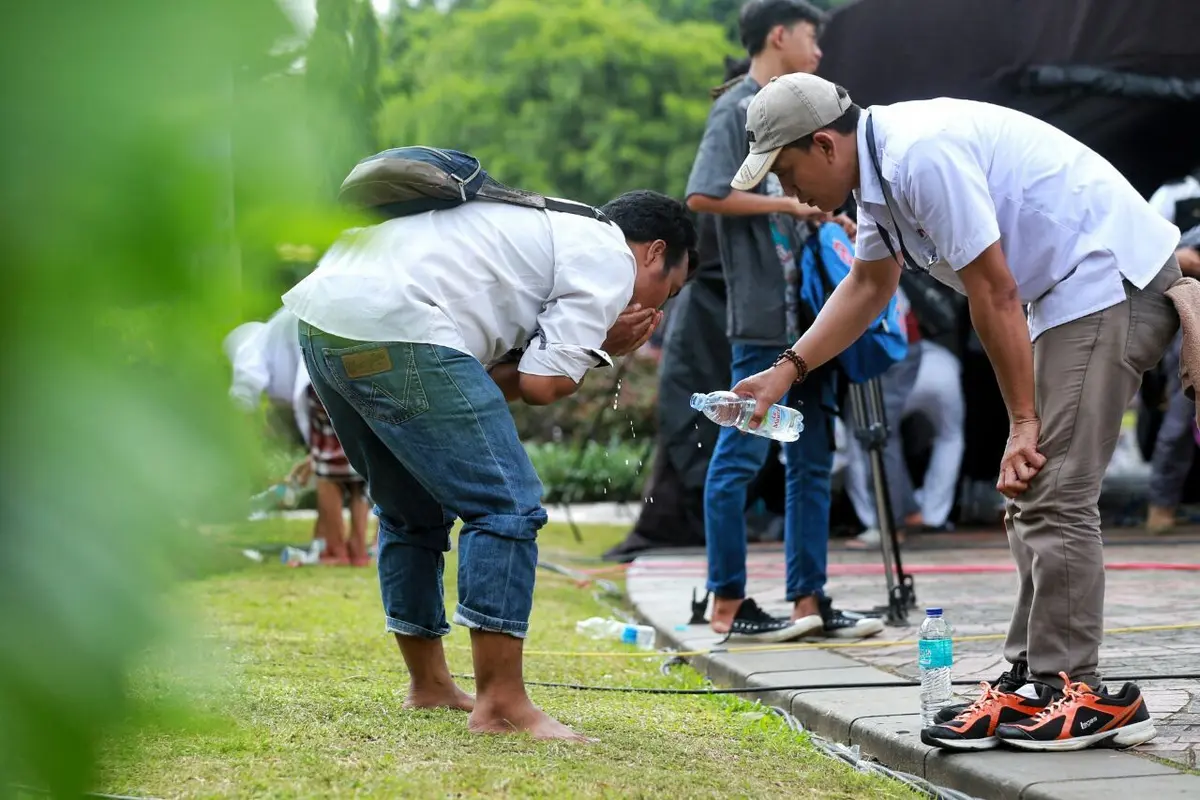 Demo 2 Desember, Indahnya Berbagi Air Wudu