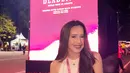 Beby Tsabina mengenakan atasan tank top pink dipadukan bawahan denim. Melengkapi aksesori dengan kalung liontin silver. [@bebytsabina]