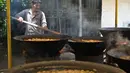 Masakan ini juga dimasak dengan cara tradisional. (Chaideer Mahyuddin/AFP)