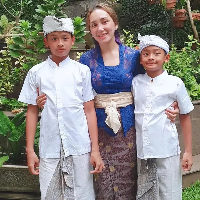 6 Potret Oka Antara dan Keluarga Rayakan Hari Raya Nyepi, Penuh Kebahagiaan