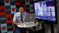 Foto Justin Trudeau pakai MacBook palsu. (Doc: Team Trudeau Training Hub)