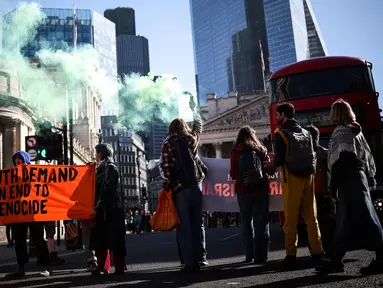Sekelompok orang memegang spanduk bertuliskan "Youth Demand an End to Genocide" yang merujuk pada konflik di Gaza, di dekat stasiun metro Bank, pusat kota London, pada 7 April 2025. (HENRY NICHOLLS/AFP)