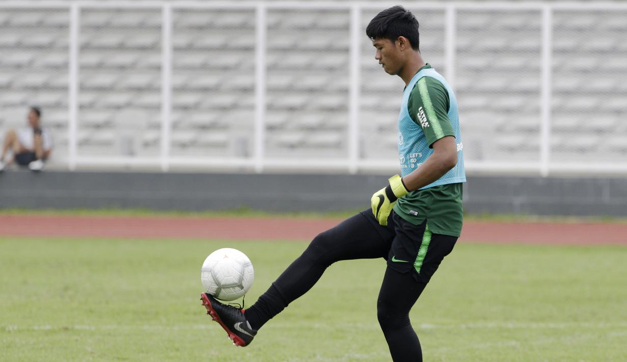 Kiper Timnas Indonesia U-22, Muhammad Riyandi, mengontrol bola saat latihan di Stadion Madya, Jakarta, Jumat (18/1). Latihan ini merupakan persiapan jelang Piala AFF U-22. (Bola.com/Yoppy Renato)