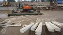 Pekerja menyelesaikan pengerjaan proyek normalisasi Sungai Ciliwung di Jakarta, Selasa (8/11). Pemprov DKI menargetkan normalisasi Sungai Ciliwung rampung pada 2018 mendatang yang akan ditunjang dengan ketersediaan rusun. (Liputan6.com/Immanuel Antonius)