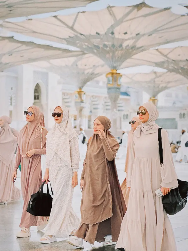 7 Momen Lula Lahfah Jalani Ibadah Umrah Bareng Sahabat, Banjir Sorotan Netizen