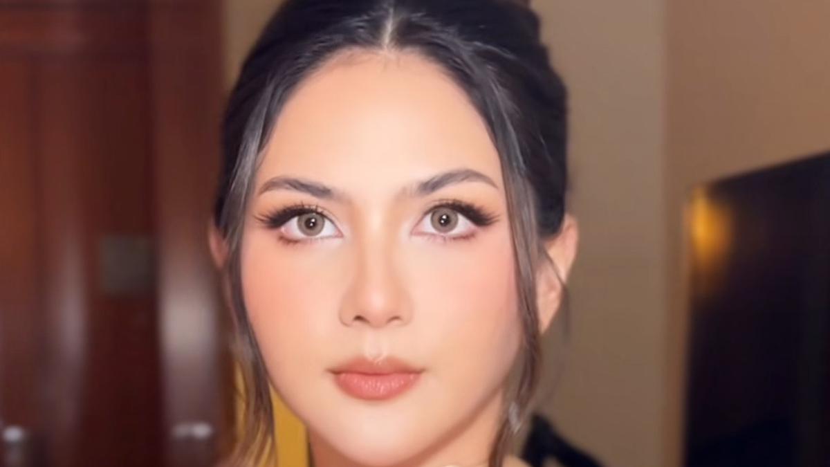 Tampilan Glamor Jessica Mila dengan Gaun Gold Kompak dengan Kakak Ipar saat Hadir di Pernikahan
