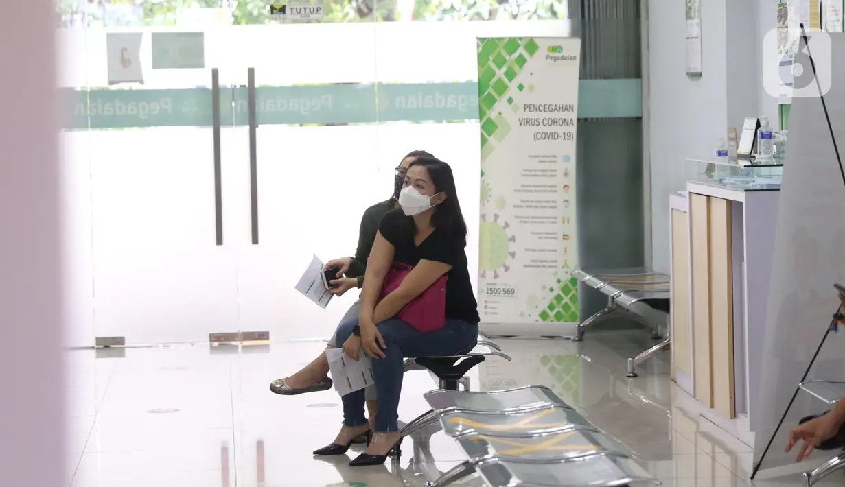 Nasabah menunggu giliran untuk bertransaksi di kantor pegadaian kawasan Jakarta, Rabu (4/8/2021). Pandemi Covid-19 yang masih berlangsung ternyata membuat jumlah nasabah yang menggadaikan barang mereka untuk berbagai kebutuhan sehari-hari meningkat pesat. (Liputan6.com/Angga Yuniar)