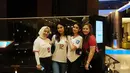 Melalui akun Instagram pribadinya, Azizah Salsha membagikan potretnya bersama para WAGs lainnya. Mereka tampil kompak mengenakan jersey Timnas. [@acadumpie]