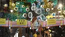 Lentera-lentera cantik dinyalakan untuk menyambut Festival Tengah Musim Gugur di kawasan Pecinan, Singapura (29/9/2020). Tahun ini, festival tersebut jatuh pada 1 Oktober. (Xinhua/Then Chih Wey)