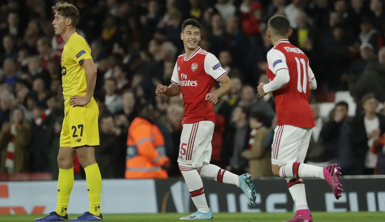 Penyerang Arsenal, Gabriel Martinelli (tengah) berselebrasi usai mencetak gol ke gawang Standard Liege pada lanjutan pertandingan grup F Liga Europa di Stadion Emirates, London (3/10/2019). Martinelli mencetak dua gol dan mengantar Arsenal menang telak 4-0. (AP Photo/Matt Dunham)