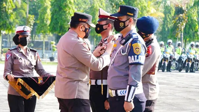 Kapolda Riau Mohammad Iqbal memasangkan pin pada personel yang akan diturunkan pada Operasi Ketupat Lancang Kuning.