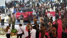 GJAW 2025 juga menyuguhkan beragam aktivitas gaya hidup otomotif, hiburan langsung, hingga penawaran atau program spesial. Tampak dalam foto, pengunjung melihat kendaraan saat Gaikindo Jakarta Auto Week (GJAW) 2025 di Tangerang, Banten, Jumat 21 November 2025. (AP Photo/Tatan Syuflana)