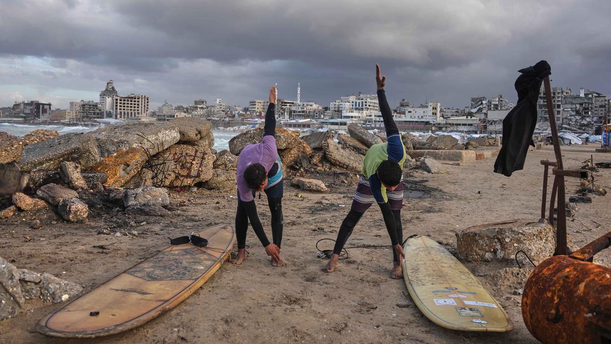 Gencatan Senjata Israel-Hamas, Warga Kembali Bermain Ombak di Pantai Kota Gaza